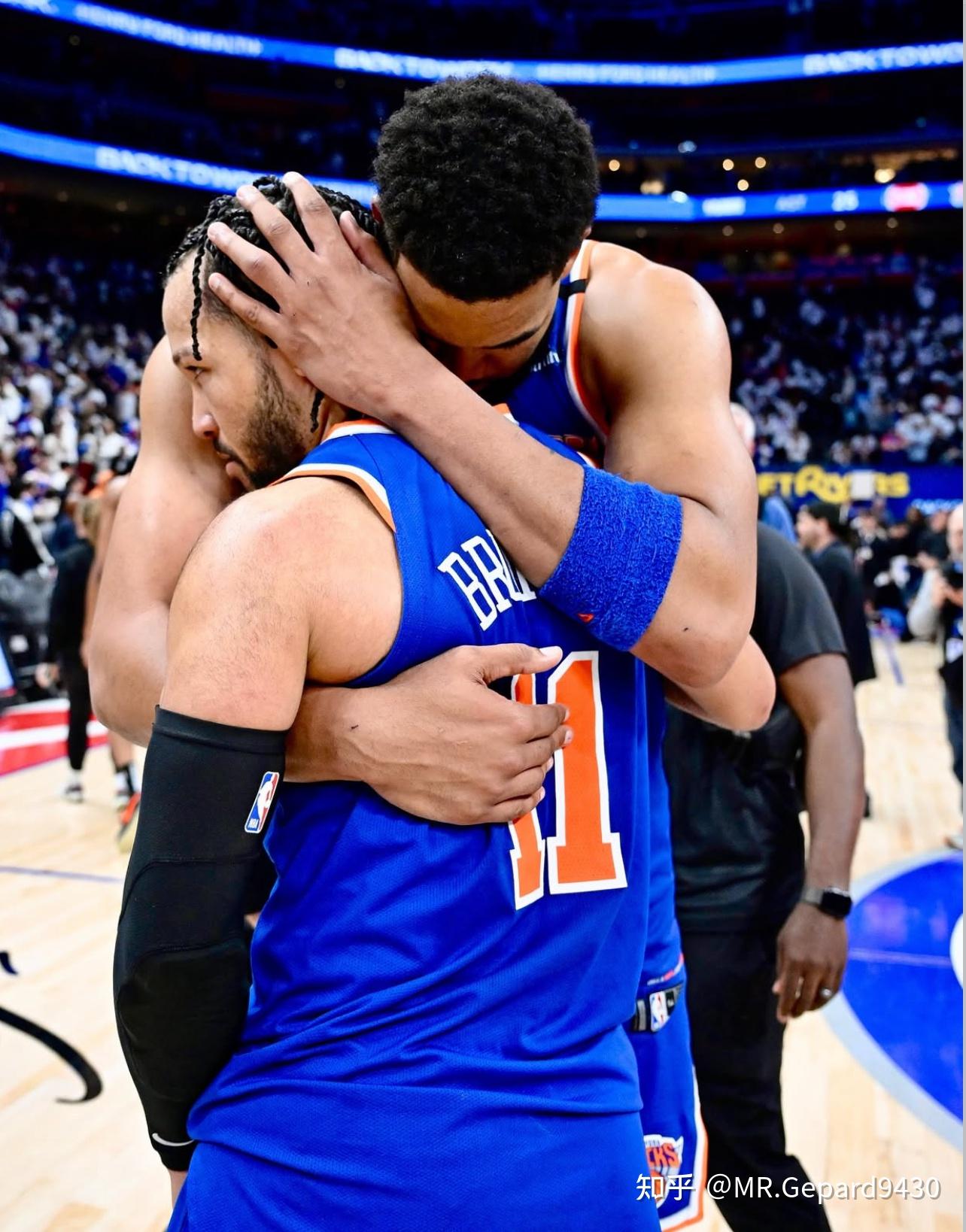 爱游戏APP-包含纽约尼克斯训练开放日；转会期队长鼓劲引欢呼；NBA季后赛在即；身体对抗强度拉满的词条