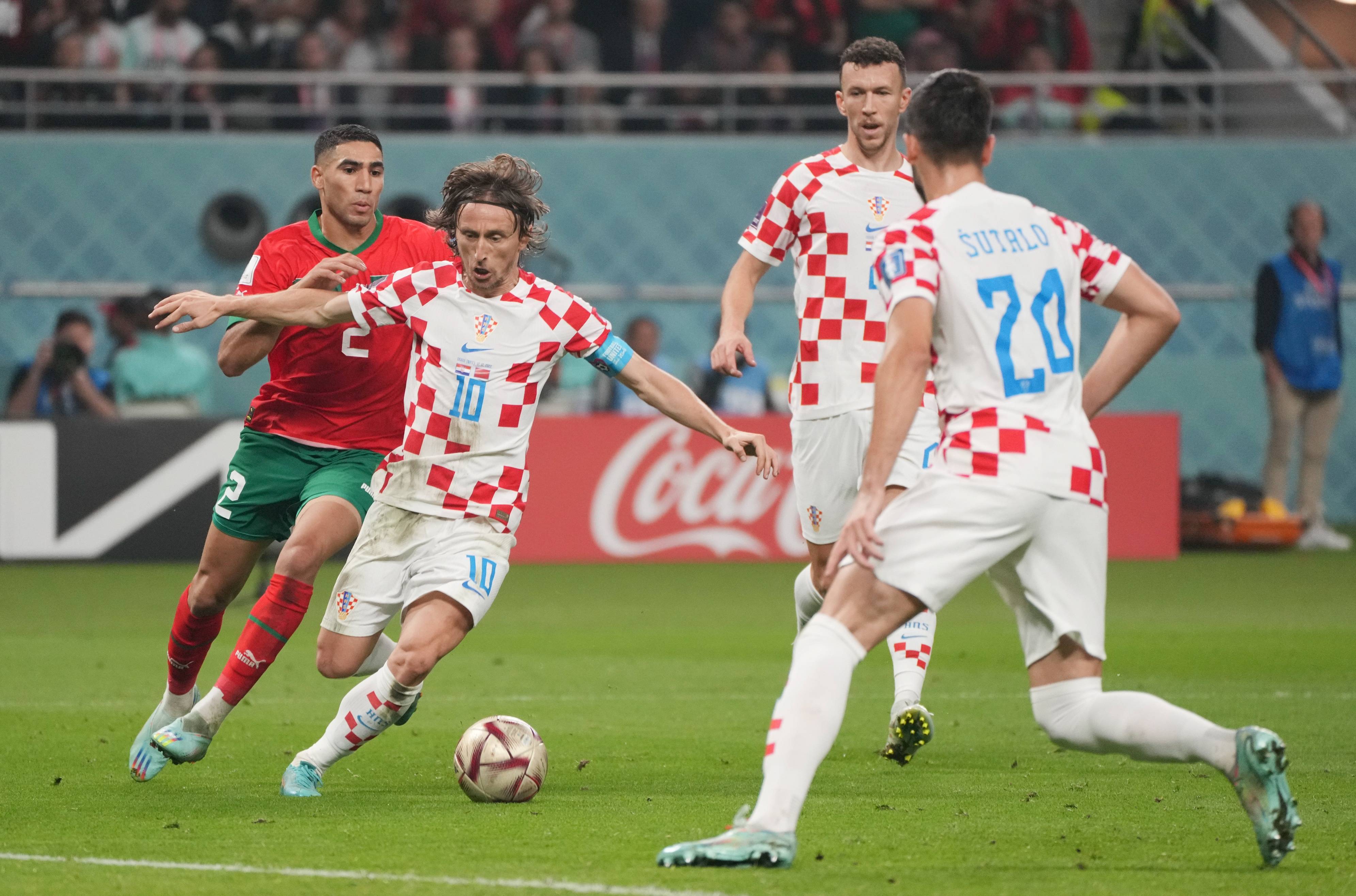 爱游戏官网-欧冠赛程吃紧,上海海港赛前遗憾出局,赛场秩序良好,更衣室氛围转暖的简单介绍