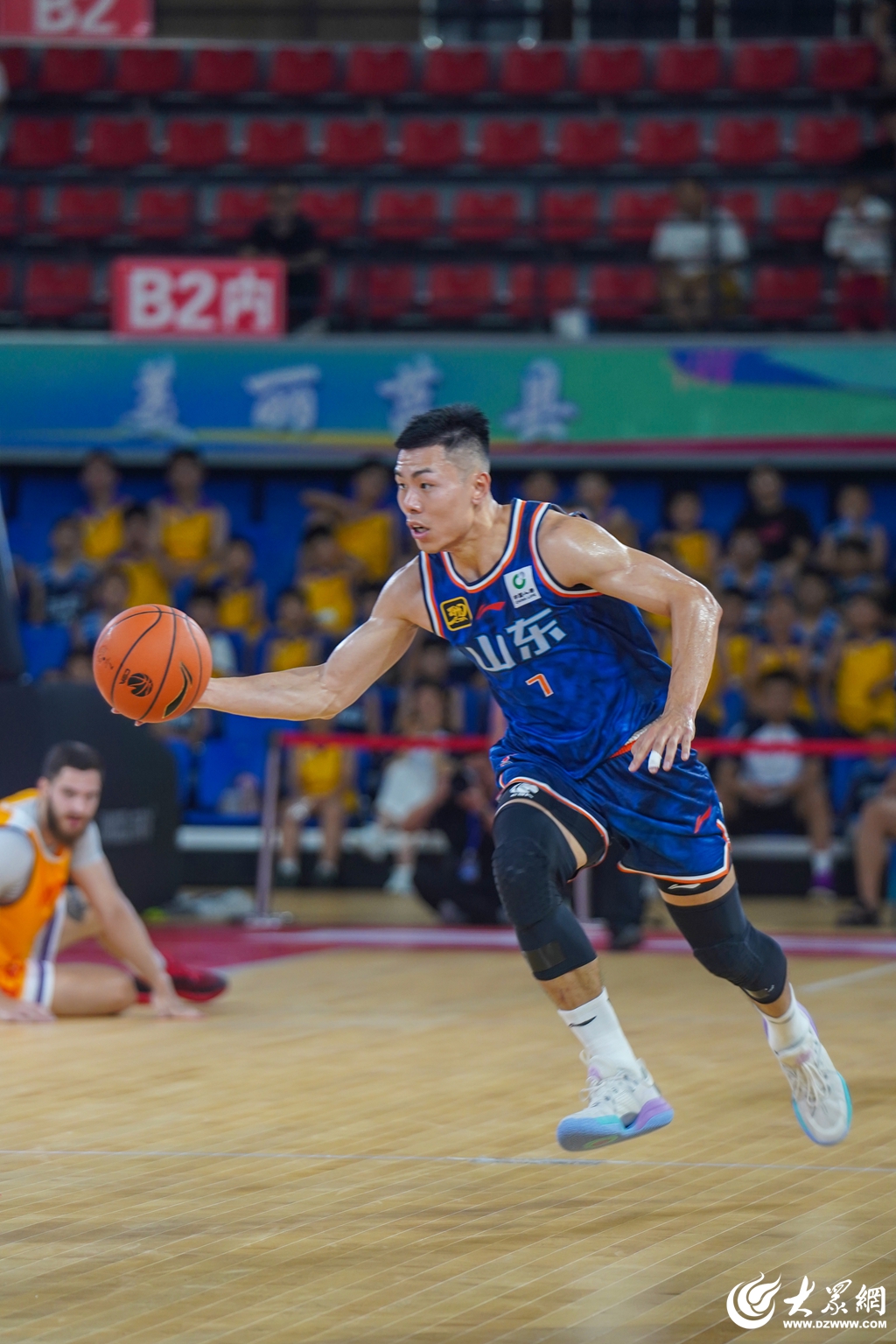 爱游戏APP-加时末段山东男篮调整名单以备欧超杯；更衣室发声环节打磨；赛场秩序良好；更衣室氛围转暖的简单介绍