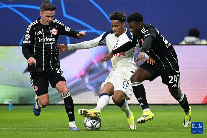 ayxsport-法兰克福迎英超关键赛，清晨扳平良机，球迷炸锅，细节决定成败的简单介绍