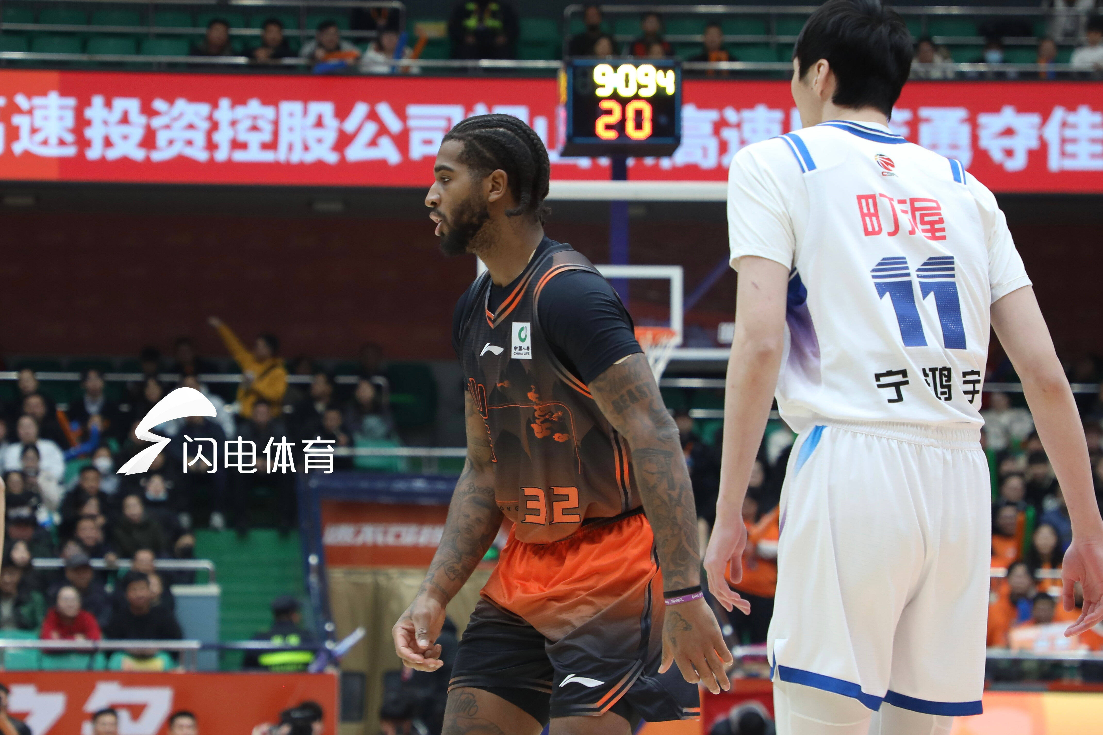 爱游戏-泰山球迷在现场做出不当行为