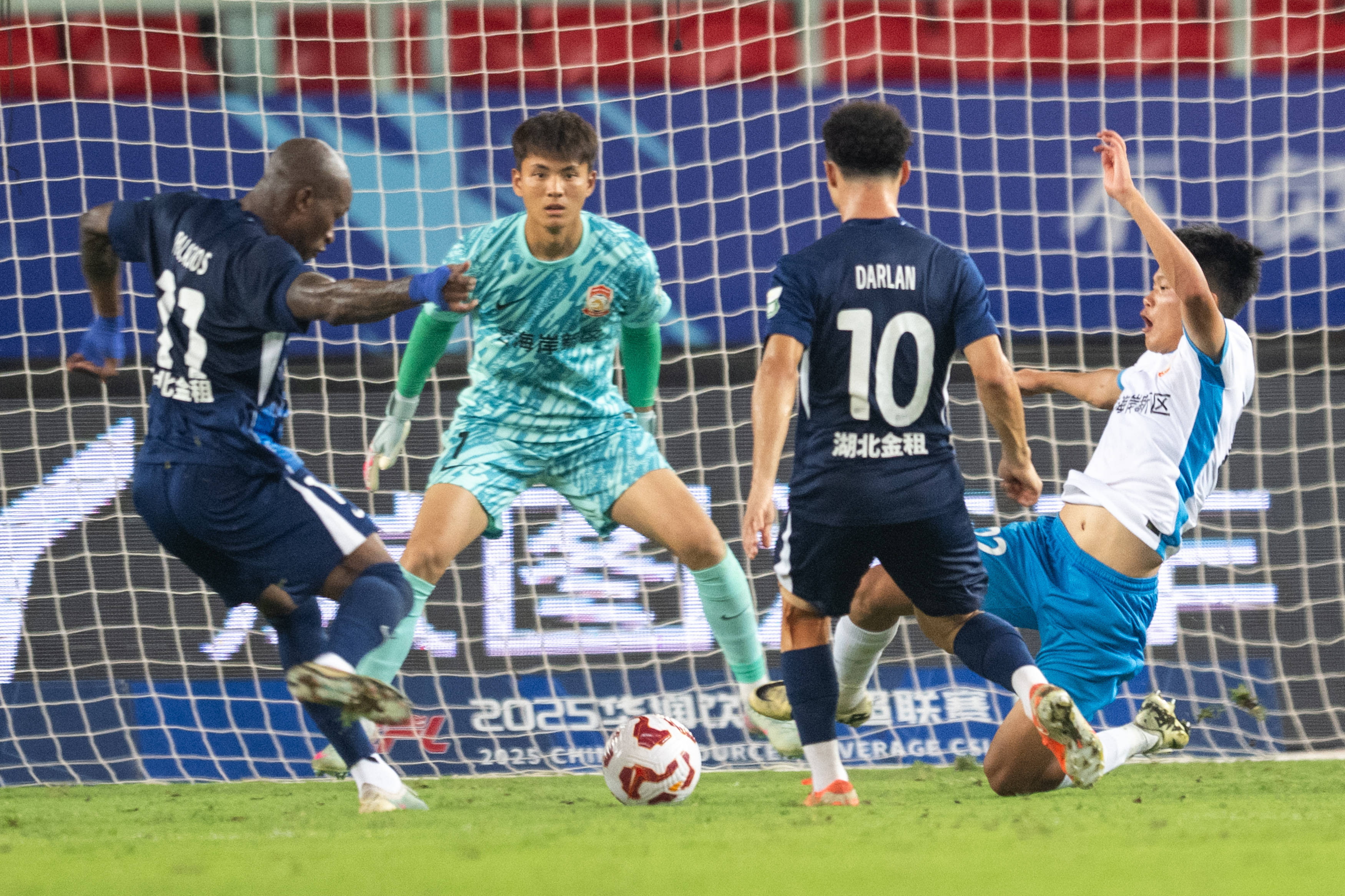 爱游戏APP-包含中超今晚走向成谜,武汉三镇主帅复盘,信心回归,训练强度明显提升的词条